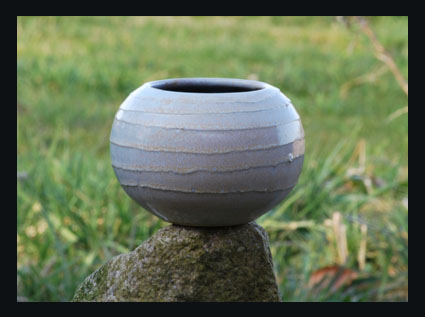 kugelvase mit schlickerdekor