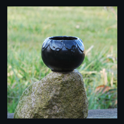 kugelvase mit schlickerdekor