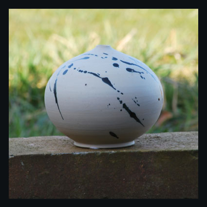 weiss engobierte vase mit schwarzen schlieren
