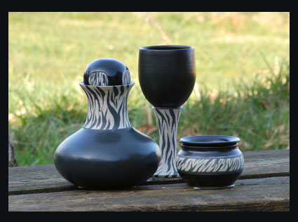 weinkaraffe mit kelch und ascher